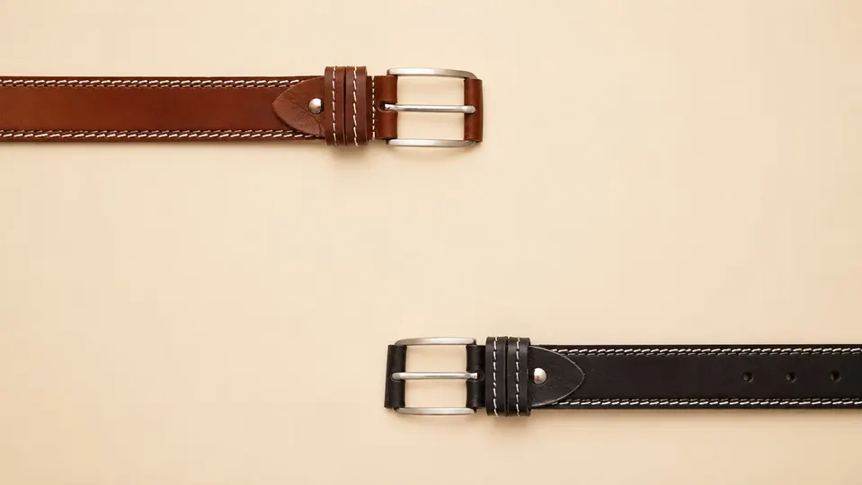 Cinturones de cuero marrón y negro KingBelt con costura blanca y hebilla plateada